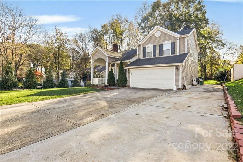 8100 Chestnut Ridge Dr, Charlotte, NC 28215