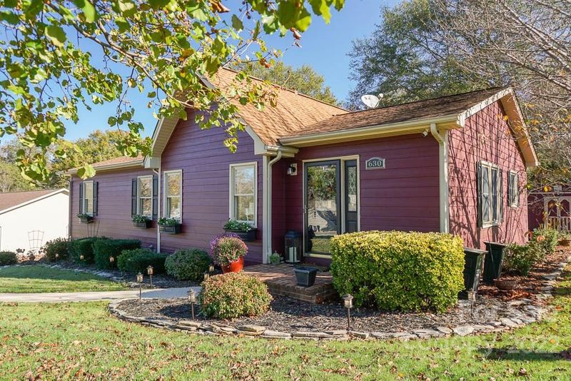 630 8th Street Dr NW, Hickory, NC 28601