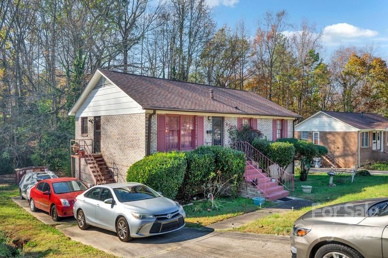 6720 Barrington Dr, Charlotte, NC 28215