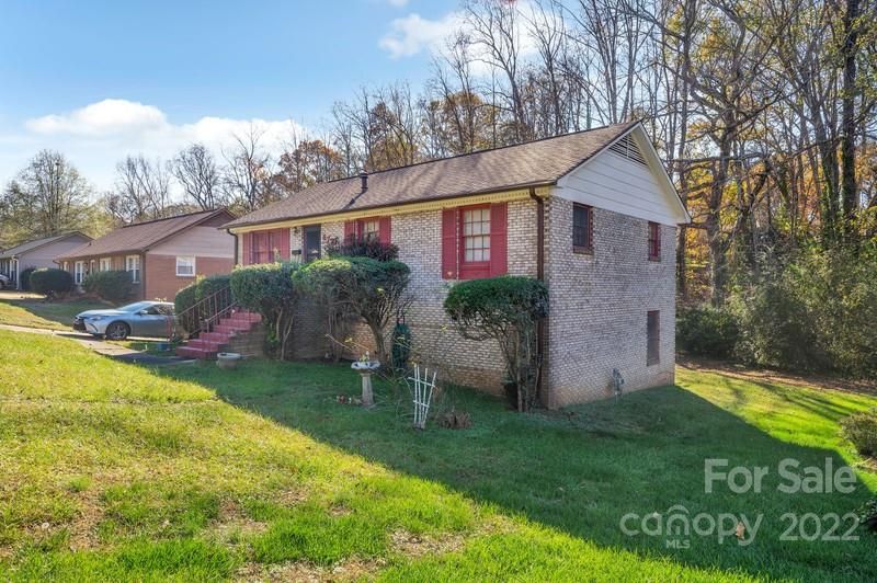 6720 Barrington Dr, Charlotte, NC 28215