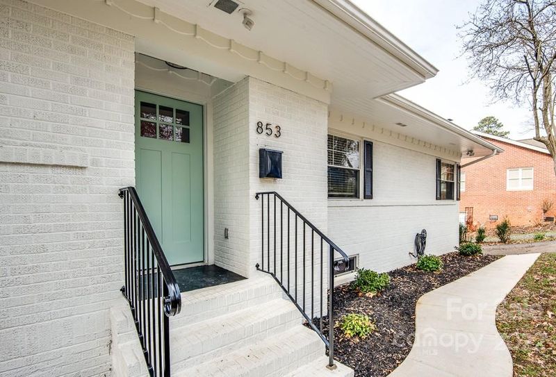853 N Center St, Hickory, NC 28601