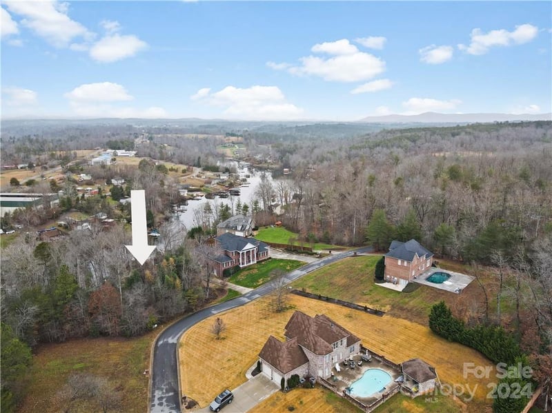 100 Old Ferry Ln, Hickory, NC 28601