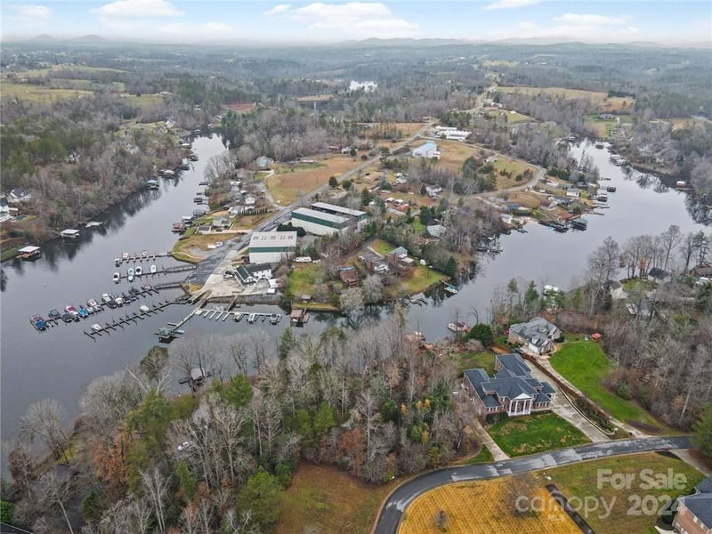 100 Old Ferry Ln, Hickory, NC 28601