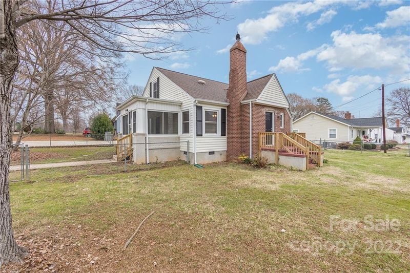 402 Stowe Dr, Lowell, NC 28098