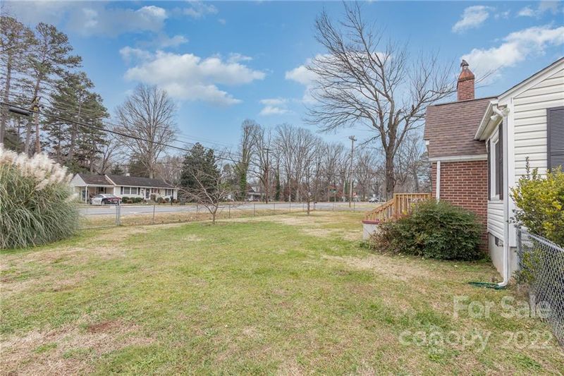 402 Stowe Dr, Lowell, NC 28098