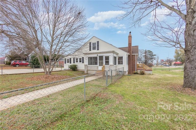 402 Stowe Dr, Lowell, NC 28098
