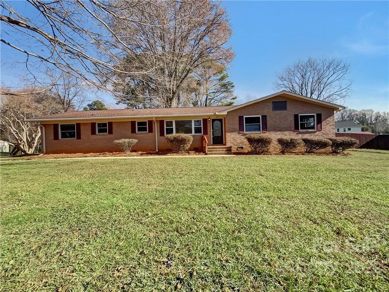 5824 Kinghurst Dr, Charlotte, NC 28227