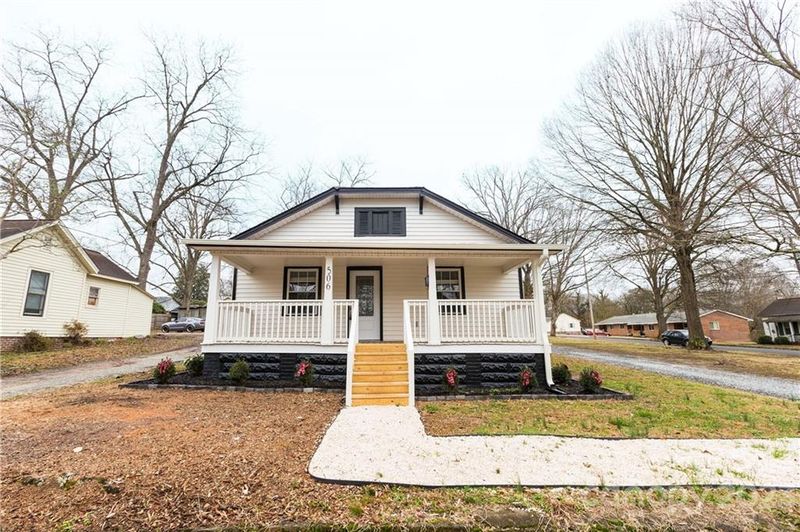 506 Flint St N, Lincolnton, NC 28092