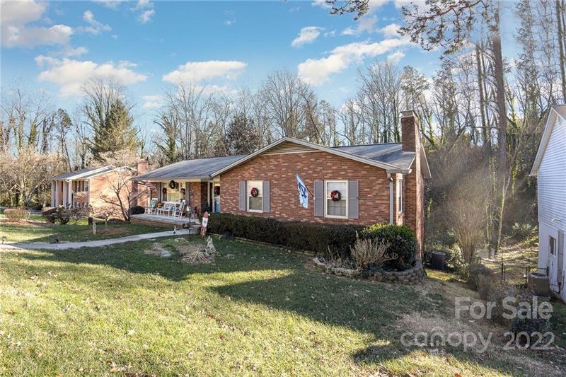 1061 18th Ave NW, Hickory, NC 28601