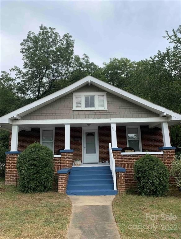 911 3rd St SE, Hickory, NC 28602