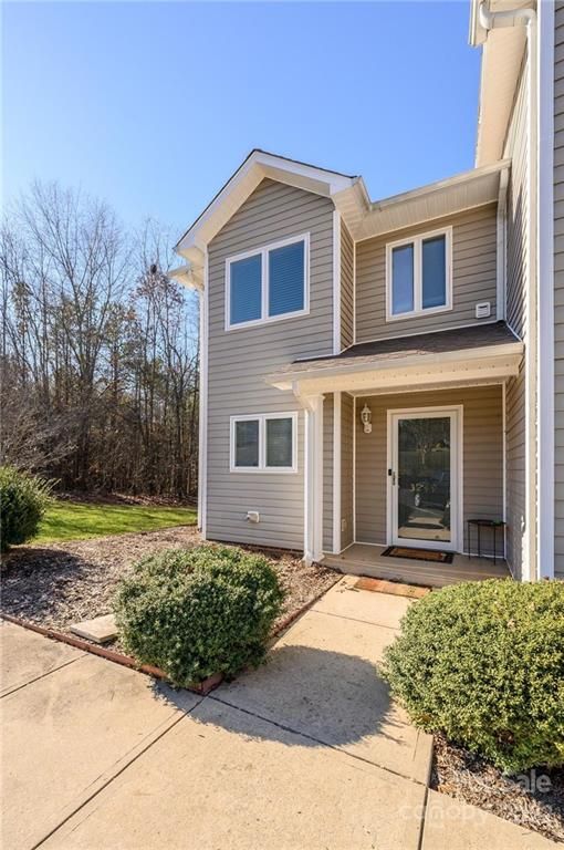 3249 White Oak Ct, Claremont, NC 28610