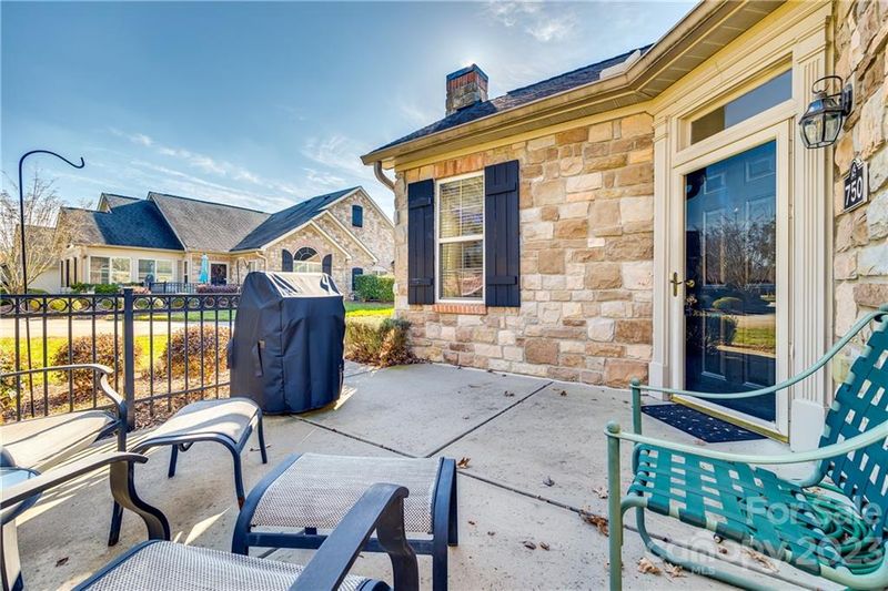 750 Ledgestone Ct, Tega Cay, SC 29708