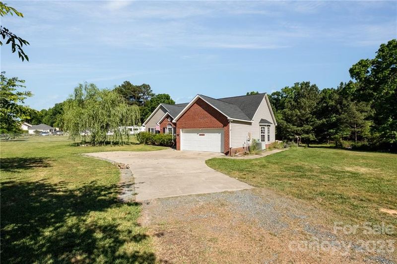 900 Pondside Dr, Wingate, NC 28174