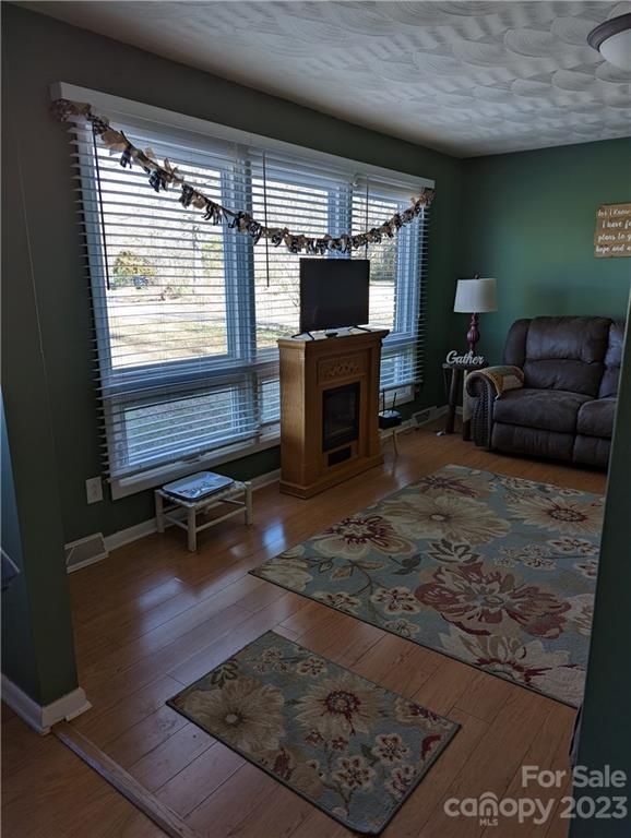 1180 Guy Rd, Hickory, NC 28602