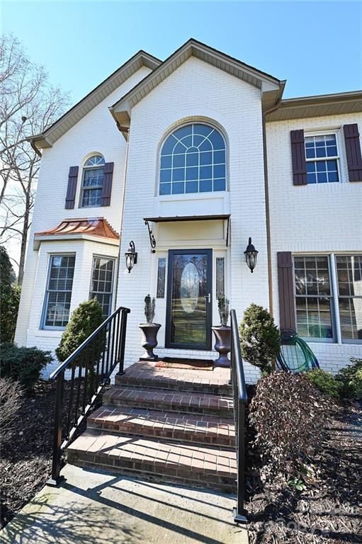 4921 Elmhurst Dr, Hickory, NC 28601
