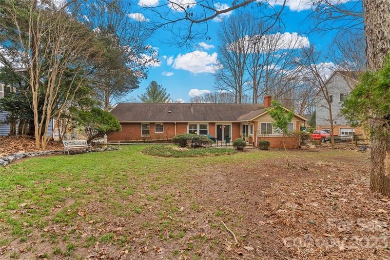 9826 Whitethorn Dr, Charlotte, NC 28277
