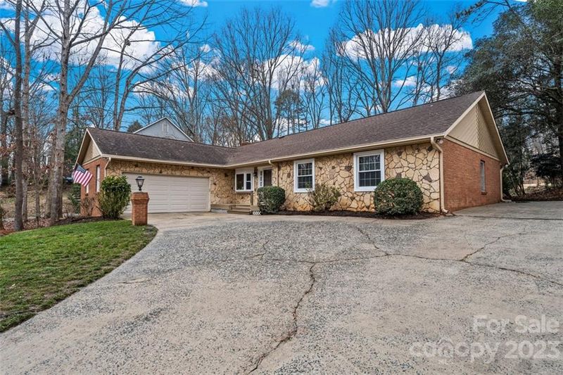 9826 Whitethorn Dr, Charlotte, NC 28277