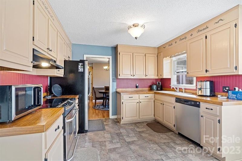 4271 Arrowhead Dr, Hickory, NC 28601