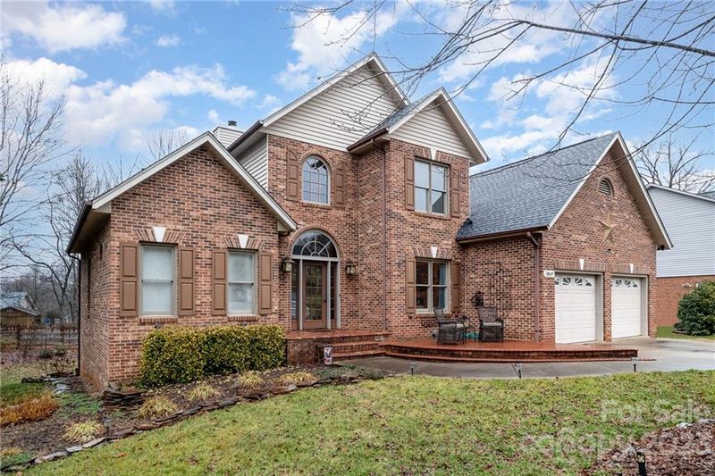 1869 Plaza Dr, Hickory, NC 28602