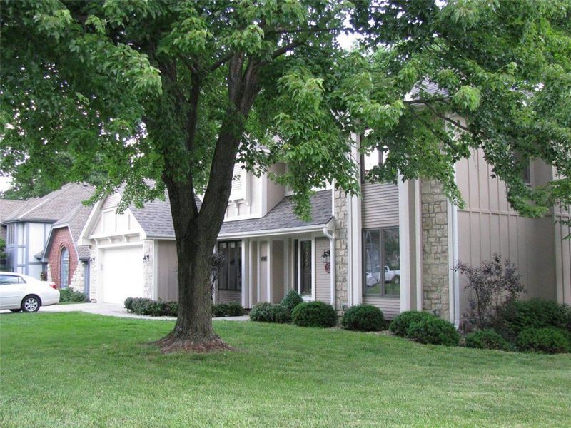 7701 N Lucerne Ct, Kansas City, MO 64151