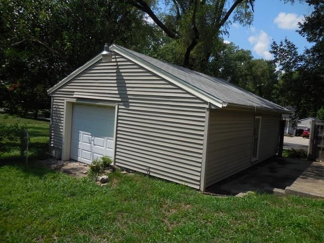 6706 Laurel Ave, Raytown, MO 64133