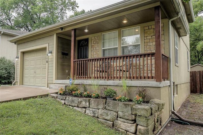 218 E 80th Ter, Kansas City, MO 64114
