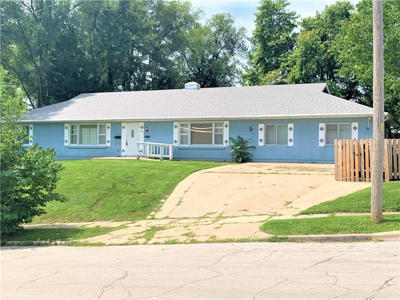 1102 S 14th St, St Joseph, MO 64503