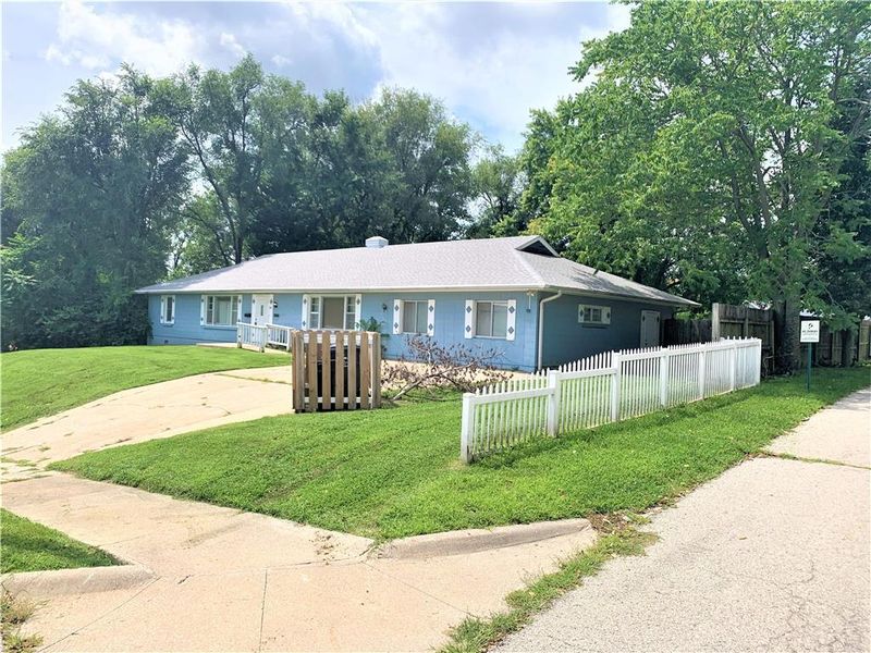 1102 S 14th St, St Joseph, MO 64503