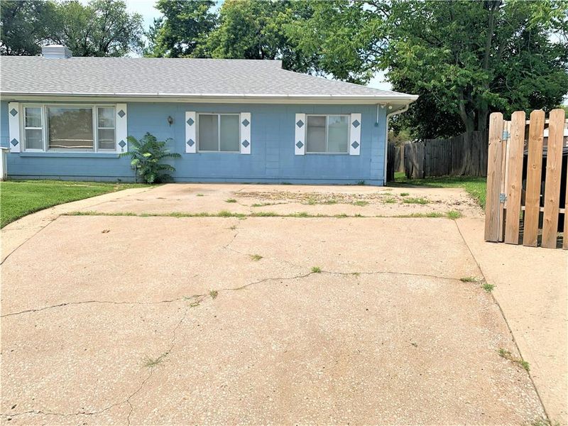 1102 S 14th St, St Joseph, MO 64503