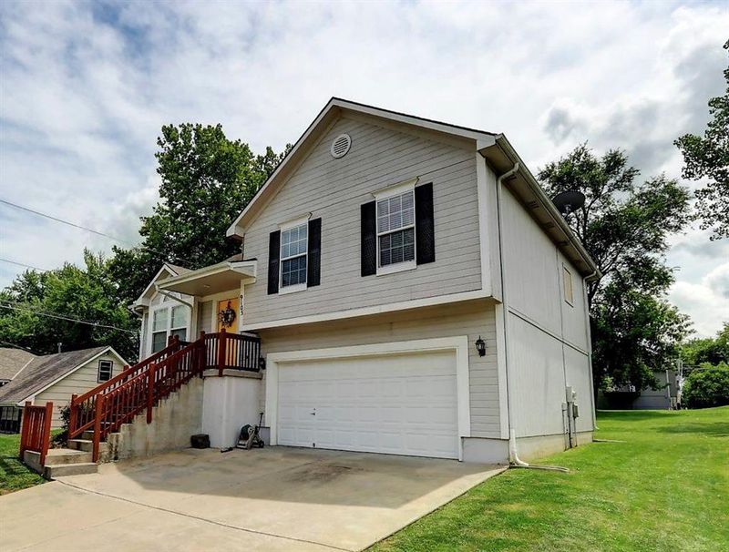 9105 E 52nd St, Kansas City, MO 64133