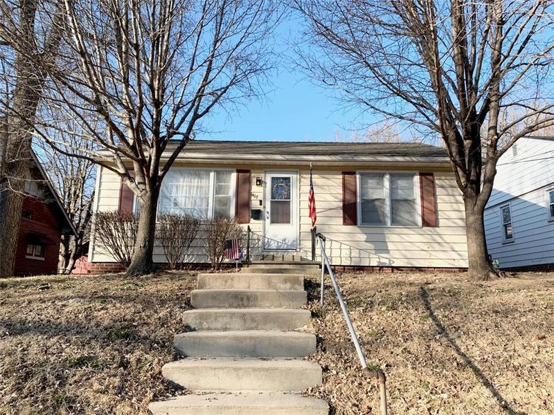 1407 Pacific St, St Joseph, MO 64503