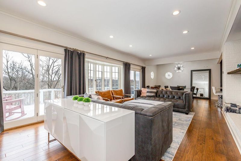 5070 Sunset Dr, Kansas City, MO 64112