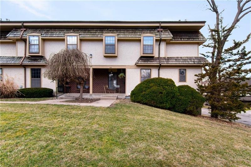 10232 Cedarbrooke Ln, Kansas City, MO 64131