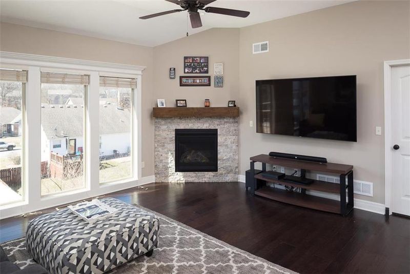 5008 NW Flintridge Dr, Riverside, MO 64150