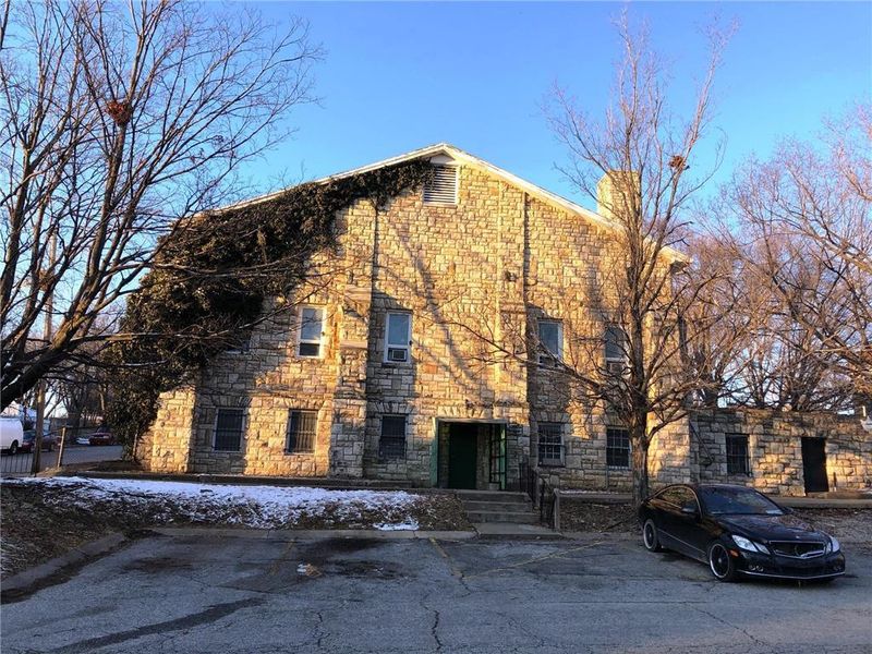 5007 E 24th St, Kansas City, MO 64127