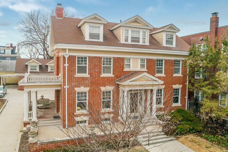 4320 Oak St, Kansas City, MO 64111
