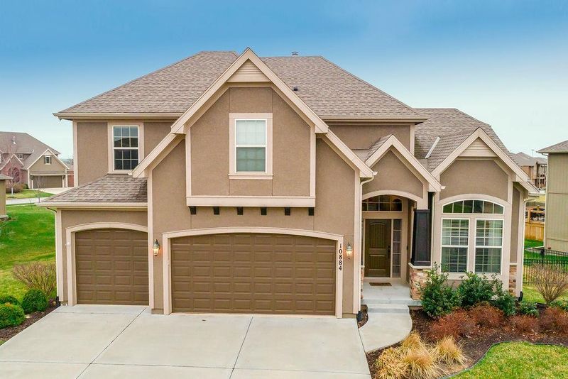 10884 Millbrook Ln, Olathe, KS 66061