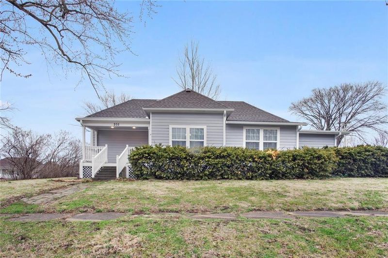 205 S June St, Dearborn, MO 64439