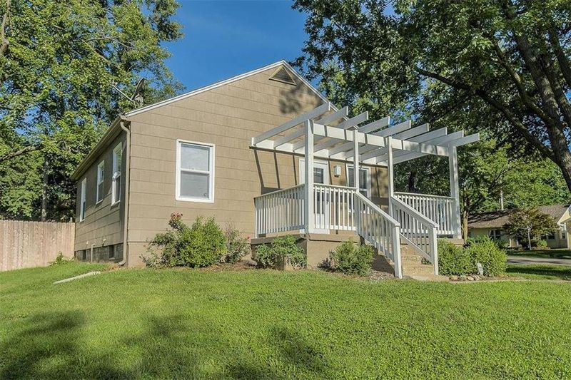 9124 Walnut St, Kansas City, MO 64114