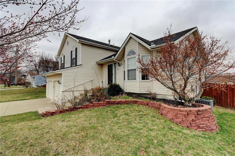 1608 NE Chowning Dr, Kansas City, MO 64155