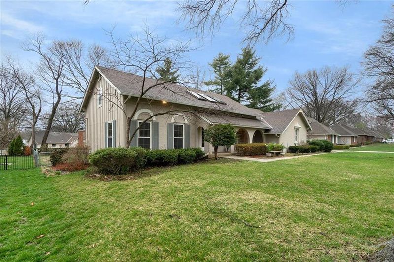 11306 Summit St, Kansas City, MO 64114