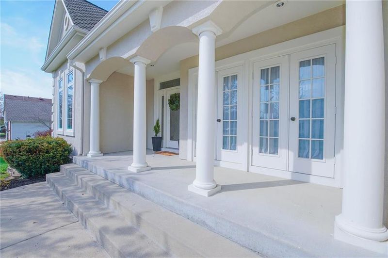 3920 SW Chatham Dr, Lee's Summit, MO 64082