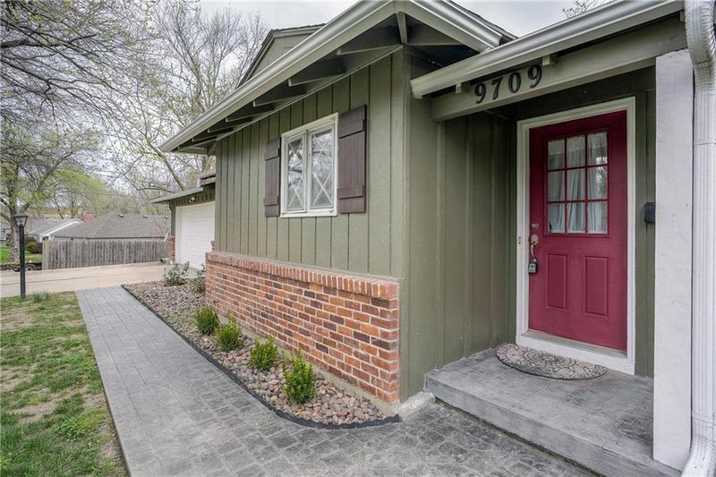 9709 Howe Dr, Overland Park, KS 66206