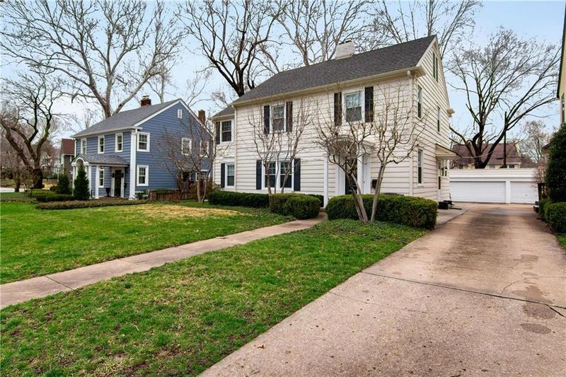628 Greenway Ter, Kansas City, MO 64113