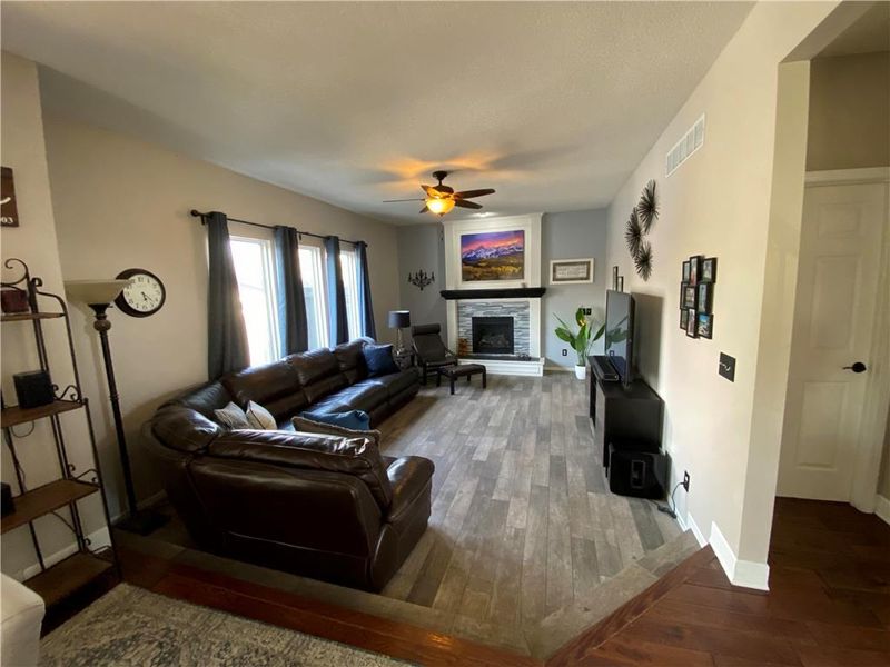 18972 W 164th Ter, Olathe, KS 66062