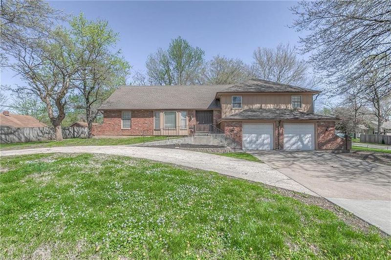 410 E 83rd St, Kansas City, MO 64131