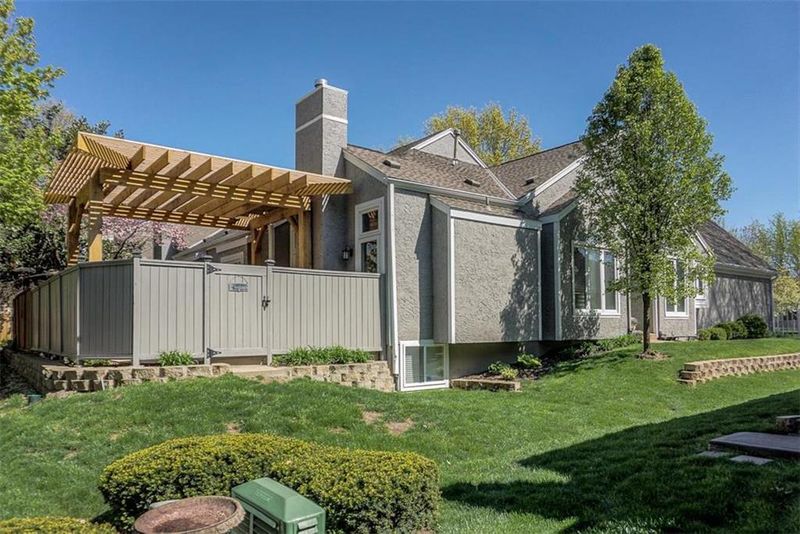 6836 W 125th St, Overland Park, KS 66209