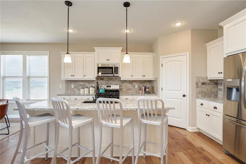 1605 Grandshire Dr, Raymore, MO 64083