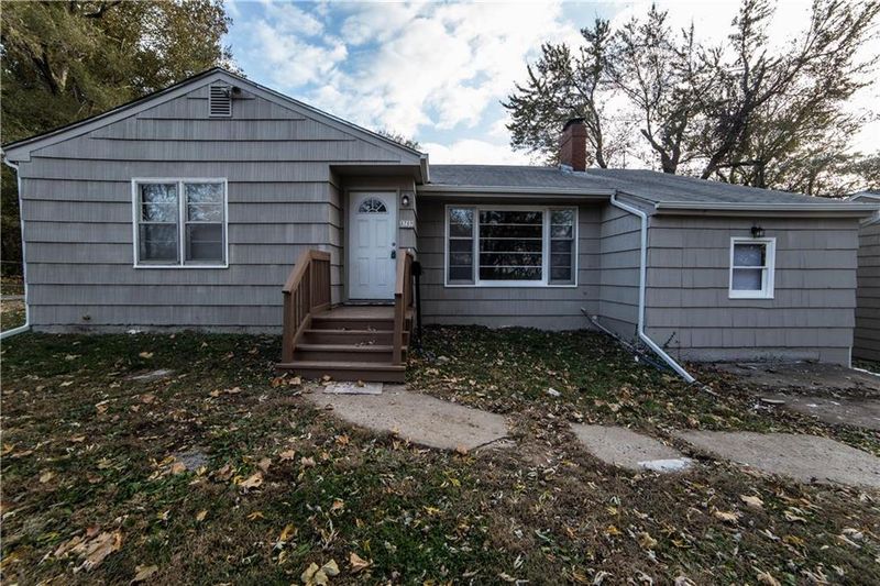 8709 E 77th St, Kansas City, MO 64138
