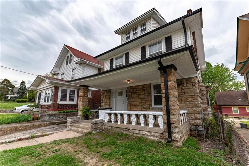 2705 E 35th St, Kansas City, MO 64128